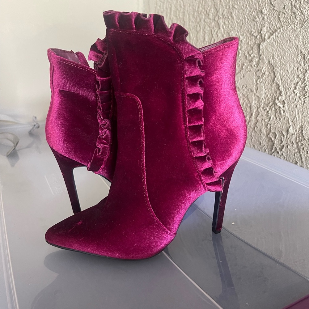 Shoe dazzle velvet booties